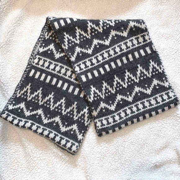 Scarf - Picture 1 of 3